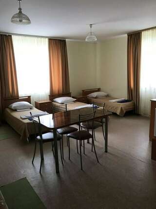 Гостиница Борей Ханты-Мансийск Классический четырехместный номер-3